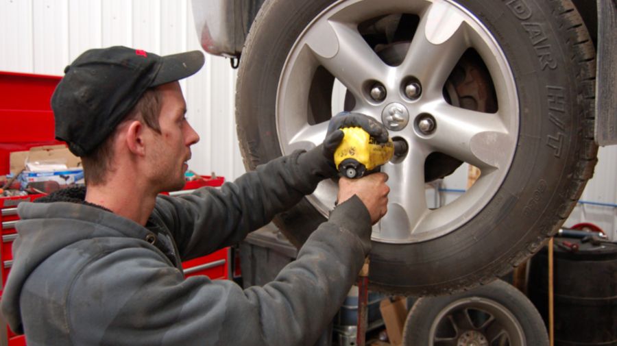 Pour tout bris mécanique sur votre véhicule ou simplement pour son entretien général, faites confiance à Garage S. Mayer, une référ ...